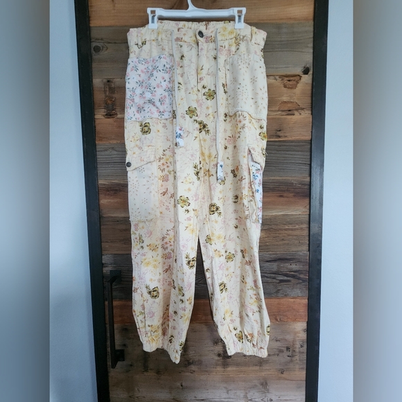 NWOT POL Natural Cream Floral Print Patched Cotton Cargo Joggers Size LARGE - Picture 4 of 7